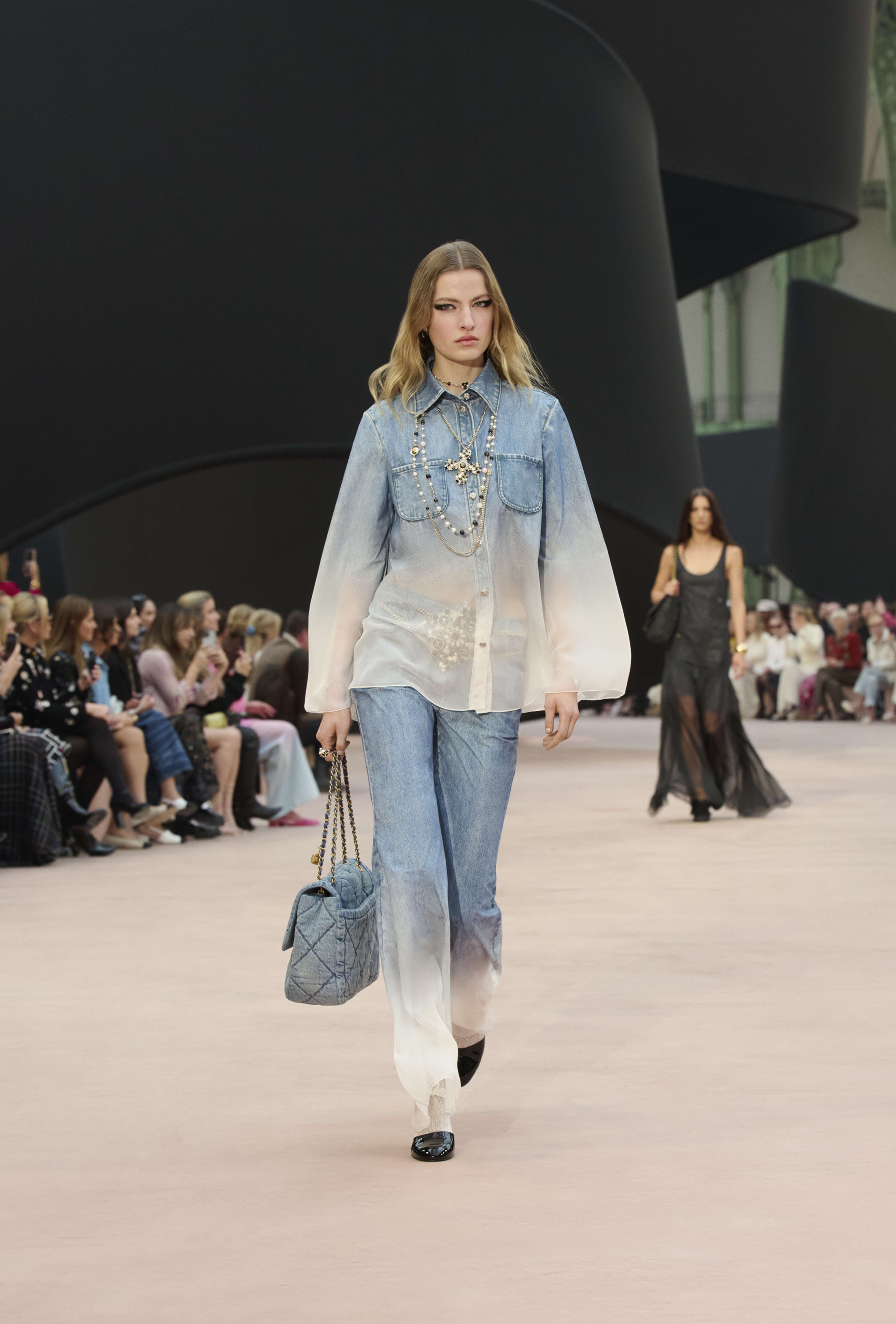 マキシ ハンドバッグ、ウォッシュド デニム、ブルー — ファッション