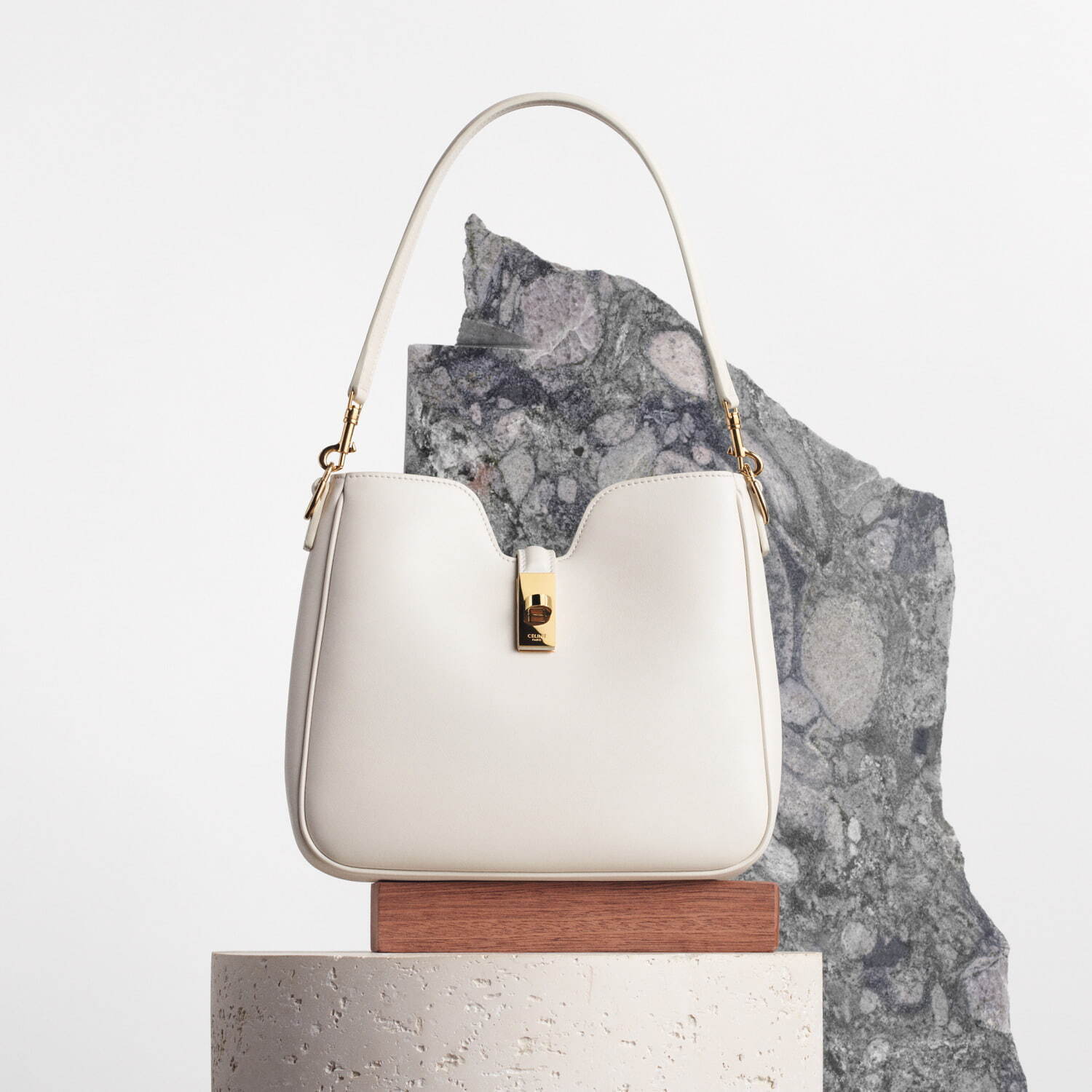 セリーヌのアイコンバッグ「16(セーズ)」新作、ターンロック煌めく3WAY