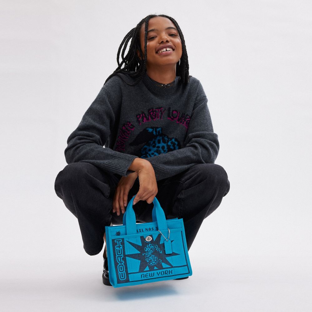 公式】COACH – コーチ | 【LIL NAS X DROP BY COACH】カーゴ トート 26