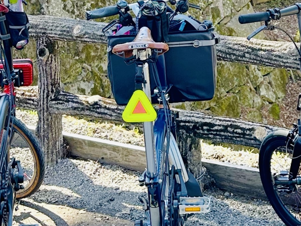 三角形の特大おにぎりを付けた、リフレクターが便利すぎる！ BLUE LUG