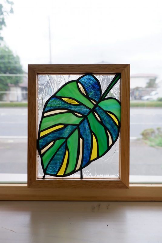 生徒さんの作品。モンステラのステンドグラスパネル | ステンドグラス