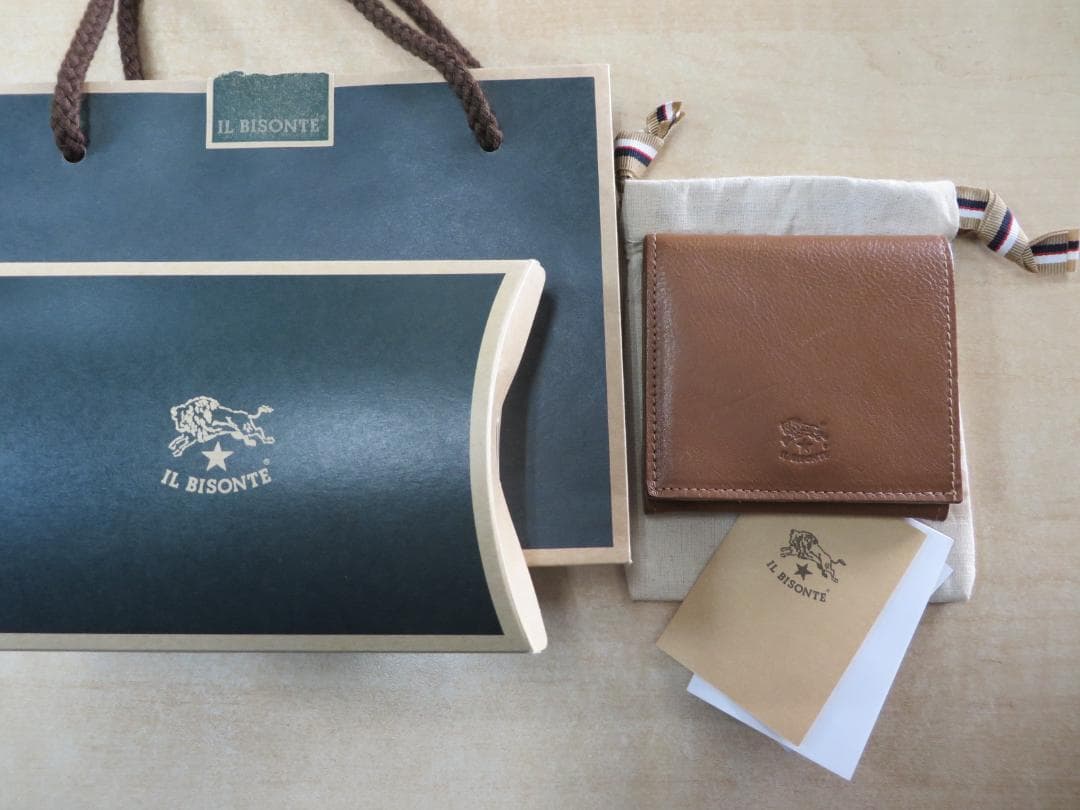新作IL BISONTEイルビゾンテ スクエア二つ折り財布　未使用同様 IL BISONTE（イルビゾンテ） 財布 二つ折り財布 スクエア二つ折り財布